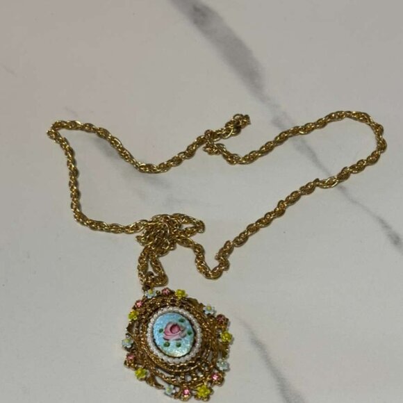 Elegant Chain Necklace with Ornate Pendant Gold Tone Size 13" - Picture 6 of 8